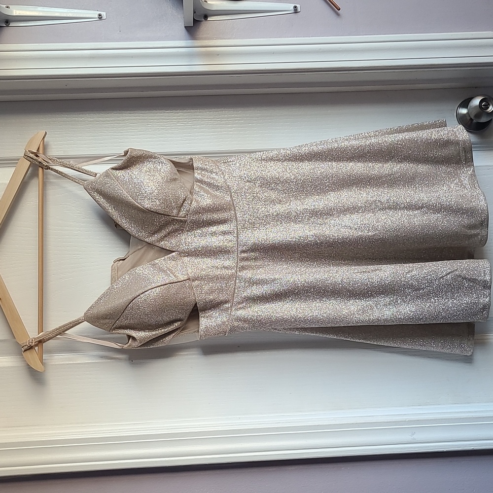Cute dress with cut-out side. Nice for Prom or cruise.